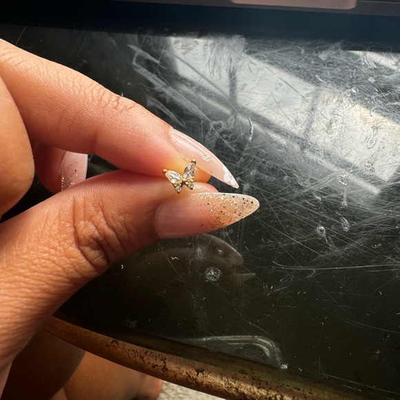 Sparkling Butterfly Internal Threades Labret Earring - Picture 3 of 3